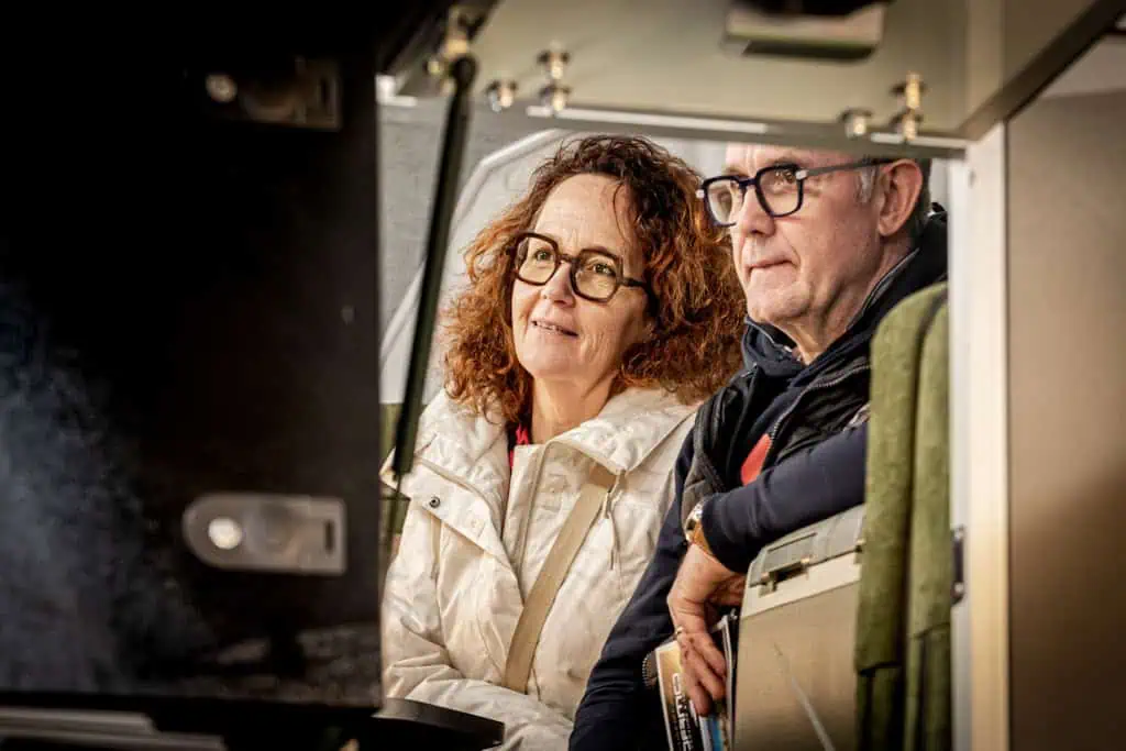 VANLIFE EXPO RENNES 2026 – BECHU PHOTOGRAPHIE – HALL 8 DEUX VISITEURS