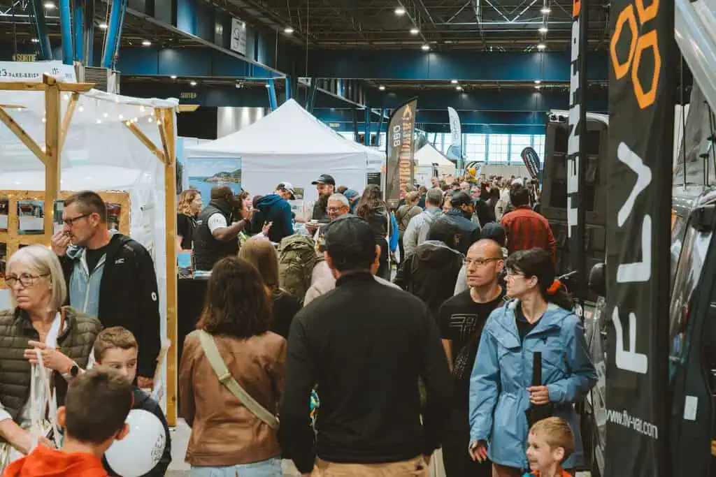 174 Vanlife Expo Grenoble 2026 – Gabriel Gaste – Allée Visiteurs Foule Public