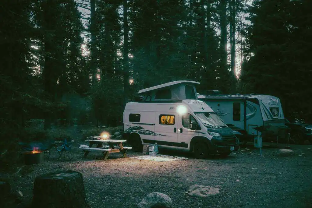 Le guide complet sur le stationnement, le camping sauvage et la réglementation